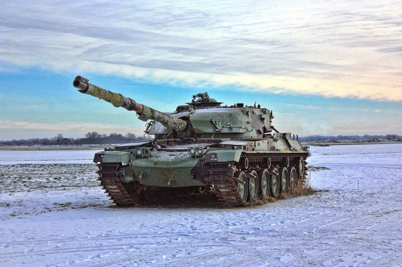 Panzer steht auf verschneitem Boden